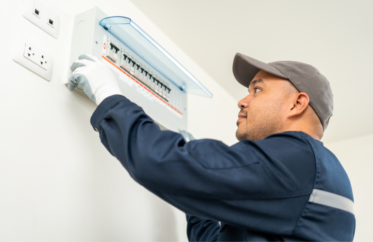 electrician fixing circuit